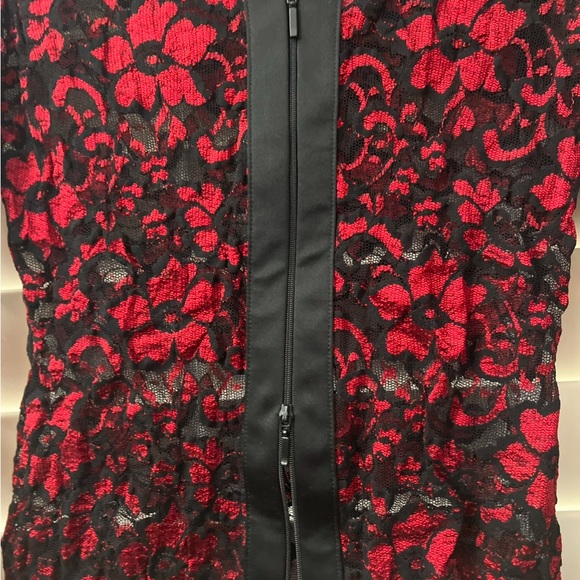 Beautiful sheer lace top with classy features - Picture 7 of 7